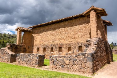 Raqchi arkeolojik alanında, kerpiç ve taştan inşa edilmiş etkileyici bir İnka yapısı olan Wiracocha Tapınağı 'nın kalıntıları yer almaktadır. Peru