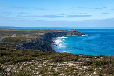 Flinders Chase Ulusal Parkı, Kanguru Adası, Avustralya 'daki Flinders Kayaları yakınlarındaki engebeli uçurumlar Güney Okyanusu' nun turkuaz sularına bakarak nefes kesici kıyı manzaraları sunuyor.