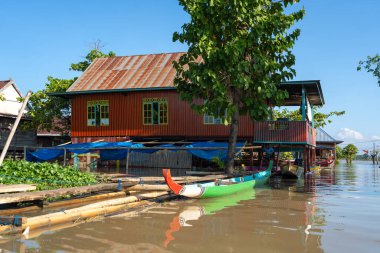 Parlak boyalı Bugis balıkçılarının evleri, Endonezya 'nın Sulawesi kentindeki geleneksel mimari ve günlük yaşamı yansıtan Tempe Gölü' nde huzur içinde yüzüyor.