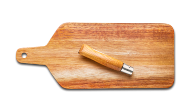 Tahta kesme tahtası ve çakı beyaz arka planda izole edilmiş.