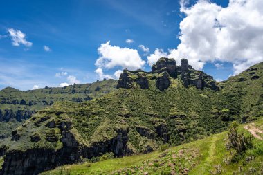 Peru 'daki Waqrapukara arkeolojik sahasında engebeli bir dağ zirvesinde, Andean manzarasının çarpıcı manzaralarını sunan teraslı taş kalıntıları yer almaktadır.