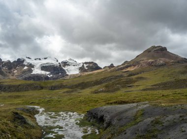 Peru, Huaraz 'daki Pastoruri Buzulu' na dolambaçlı bir yol var. Yüksek irtifada dramatik bir manzara yaratan, koyu volkanik kayalarla zıtlık oluşturan yüksek tepeli tepeler. Bölge çarpıcı jeolojik oluşumlarıyla tanınıyor.