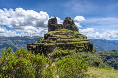 Peru 'daki Waqrapukara arkeolojik sahasında engebeli bir dağ zirvesinde, Andean manzarasının çarpıcı manzaralarını sunan teraslı taş kalıntıları yer almaktadır.