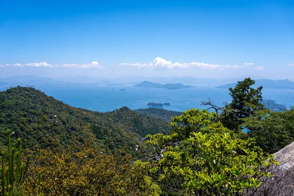 Miyajima Adası 'ndaki Misen Dağı' nın tepesinden Seto İç Denizi ve Hiroşima Körfezi üzerinde nefes kesici bir manzara uzanır. Japonya