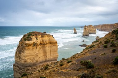12 Havari, Büyük Okyanus Yolu boyunca ikonik kireç taşı yığınları, engebeli uçurumlar ve altın kumsallarla çevrili okyanustan dramatik bir şekilde yükselir.