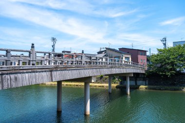 Nakanohashi ahşap köprüsü Kazue-machi, Kanazawa, Japonya 'daki Asano Nehri boyunca uzanır, tarihi bölgeleri barışçıl manzaralar ve geleneksel cazibeyle birbirine bağlar.