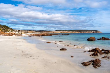 Avustralya, Kanguru Adası 'ndaki Stokes Körfezi Sahili' nde beyaz kum, turkuaz su ve kayalık oluşumlar vardır. Gözlerden uzak sahil kayalıklar ve doğal bitki örtüsüyle çevrili. Huzurlu ve pitoresk bir kıyı manzarası yaratıyor.