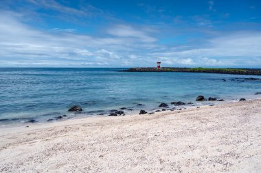 Playa Baquerizo, San Cristobal, Galapagos, Ekvador 'da. Huzurlu sular ve manzaralı bir kıyı şeridi sunar.