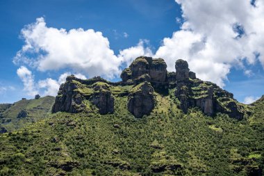 Peru 'daki Waqrapukara arkeolojik sahasında engebeli bir dağ zirvesinde, Andean manzarasının çarpıcı manzaralarını sunan teraslı taş kalıntıları yer almaktadır.