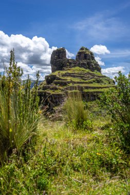 Peru 'daki Waqrapukara arkeolojik sahasında engebeli bir dağ zirvesinde, Andean manzarasının çarpıcı manzaralarını sunan teraslı taş kalıntıları yer almaktadır.