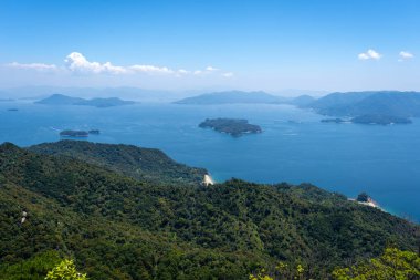 Miyajima Adası 'ndaki Misen Dağı' nın tepesinden Seto İç Denizi ve Hiroşima Körfezi üzerinde nefes kesici bir manzara uzanır. Japonya