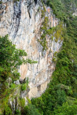 İnka Köprüsü - Puente İnka - uçurumun kenarına oyulmuş taş bir patika, Machu Picchu 'ya stratejik bir girişti. Erişim üzerinde güvenlik ve kontrol sağlıyordu.