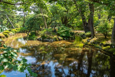 Kenroku-en Bahçesi 'nde, Kanazawa Şatosu' nun yakınlarındaki yemyeşil, huzurlu bir dere mükemmel bir gölge ve doğa karışımı sunuyor.