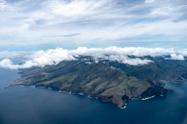 Marquesas 'ın en büyük adası olan Nuku Hiva, engebeli yeşil dağlar, dramatik uçurumlar ve kısmen Pasifik Okyanusu üzerinde sisli bulutlarla kaplı uzak bir kıyı şeridine sahiptir. Fransız Polinezyası