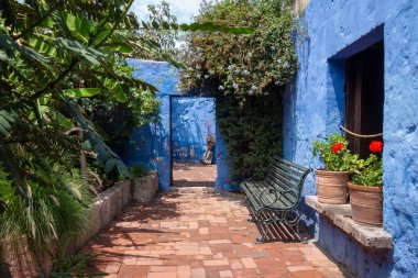 Arequipa 'daki Santa Catalina Manastırı' ndaki iç avlular ve yemyeşil bahçeler canlı çiçeklerle dolu huzurlu ve güzel bir atmosfer sunuyor.