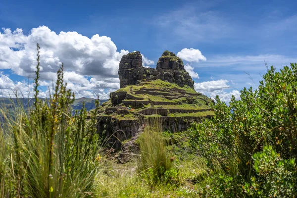 Peru 'daki Waqrapukara arkeolojik sahasında engebeli bir dağ zirvesinde, Andean manzarasının çarpıcı manzaralarını sunan teraslı taş kalıntıları yer almaktadır.