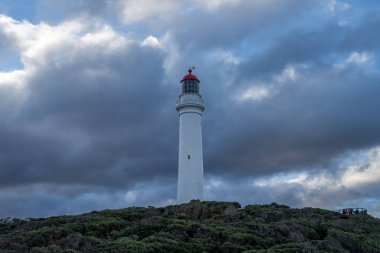Avustralya 'daki Büyük Okyanus Yolu üzerindeki Aireys Körfezi' ndeki Split Point Deniz Feneri dramatik bulutlu bir gökyüzüne karşı dimdik ayakta duruyor. Beyaz kule, kara bulutlarla çelişiyor ve yemyeşil bitki örtüsüyle çevrili çarpıcı bir sahil manzarası yaratıyor.