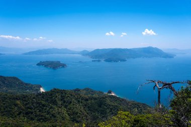 Miyajima Adası 'ndaki Misen Dağı' nın tepesinden Seto İç Denizi ve Hiroşima Körfezi üzerinde nefes kesici bir manzara uzanır. Japonya