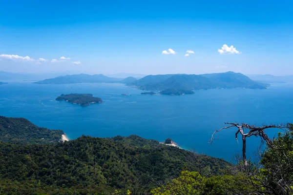 Miyajima Adası 'ndaki Misen Dağı' nın tepesinden Seto İç Denizi ve Hiroşima Körfezi üzerinde nefes kesici bir manzara uzanır. Japonya