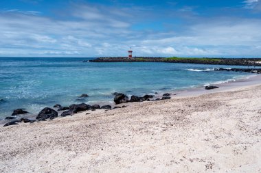Playa Baquerizo, San Cristobal, Galapagos, Ekvador 'da. Huzurlu sular ve manzaralı bir kıyı şeridi sunar.