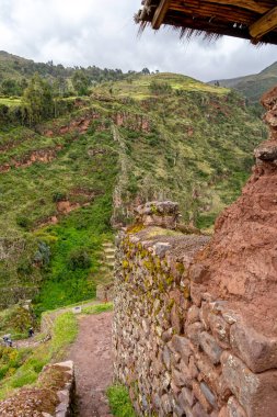 İnka arkeolojik bölgesi olan Pisac, puslu And tepeleriyle çevrili yemyeşil bir vadinin üzerinde yer alıyor. Taş teraslar ve antik duvarlar doğal manzarayla harmanlanarak Peru 'nun zengin tarihine ve nefes kesici manzarasına bir bakış sunuyor.