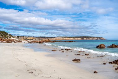 Avustralya, Kanguru Adası 'ndaki Stokes Körfezi Sahili' nde beyaz kum, turkuaz su ve kayalık oluşumlar vardır. Gözlerden uzak sahil kayalıklar ve doğal bitki örtüsüyle çevrili. Huzurlu ve pitoresk bir kıyı manzarası yaratıyor.