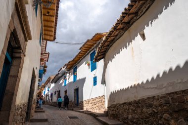 San Blas, Cusco 'daki resimli taş döşeli bir sokakta, sömürge beyazlatılmış evler, mavi kapılar, saksı çiçekleri ve zanaatkârlara giden dik bir merdiven yer alıyor. Peru