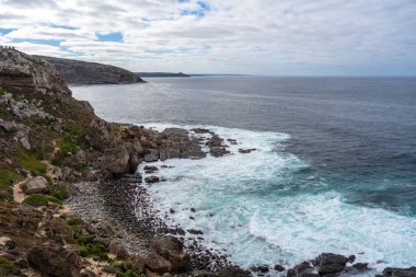 Çakmaktaşlar Chase Ulusal Parkı, Kanguru Adası, Avustralya 'daki engebeli Cape Du Couedic kıyı şeridinde kayalık uçurumlar, çarpan dalgalar, turkuaz sular ve vahşi ve uzak bir yerdeki yeşil kıyı bitkileri yer almaktadır.