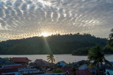 Malenge Adası Sulawesi Endonezya 'daki Bajo köyü Pulau Papan' ın sakin suları üzerine inşa edilmiş geleneksel balıkçı evleri