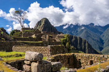 Peru 'nun efsanevi İnka şehri Machu Picchu, And Dağları' nın ortasında yer alıyor. Terasları, tapınakları ve taş yapıları İnka medeniyetinin mimari dehasını yansıtıyor.