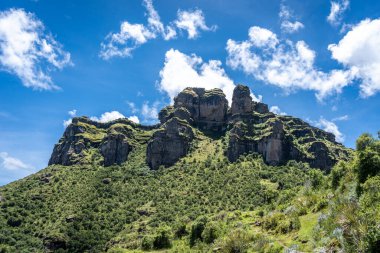 Peru 'daki Waqrapukara arkeolojik sahasında engebeli bir dağ zirvesinde, Andean manzarasının çarpıcı manzaralarını sunan teraslı taş kalıntıları yer almaktadır.