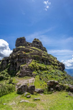 Peru 'daki Waqrapukara arkeolojik sahasında engebeli bir dağ zirvesinde, Andean manzarasının çarpıcı manzaralarını sunan teraslı taş kalıntıları yer almaktadır.
