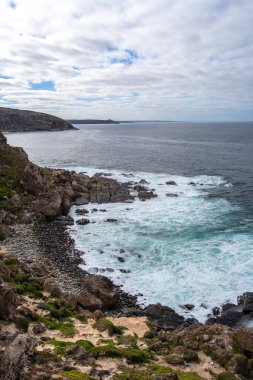Çakmaktaşlar Chase Ulusal Parkı, Kanguru Adası, Avustralya 'daki engebeli Cape Du Couedic kıyı şeridinde kayalık uçurumlar, çarpan dalgalar, turkuaz sular ve vahşi ve uzak bir yerdeki yeşil kıyı bitkileri yer almaktadır.