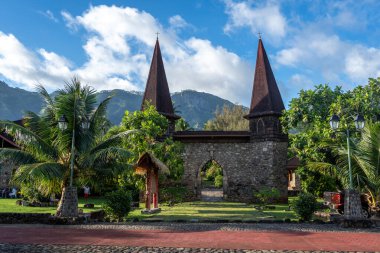 Nuku Hiva, Marquesas Adaları, Fransız Polinezyası 'ndaki Taiohae' nin tarihi Notre Dame Katedrali, tropikal bir zemin üzerinde ikiz kuleler bulunan güzel bir taş girişe sahiptir.