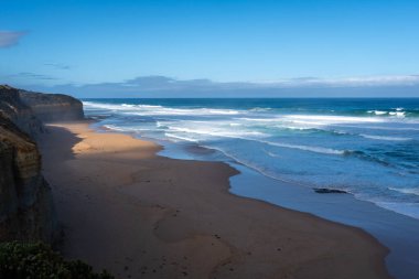 Clifton Sahili 'nin altın kumları, Avustralya' nın Büyük Okyanus Yolu boyunca uzanan çarpıcı bir kıyı simgesi olan ikoniki havarinin yanında dalgalarla karşılaşıyor.