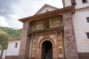 And Dağları 'nın Sistine Şapeli olarak bilinen Andahuaylillas Kilisesi' nde yeşil dağlara karşı yapılan karmaşık freskler, koloni mimarisi ve dini sanat eserleri yer almaktadır. Peru