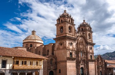 Cusco, Peru 'daki İsa Cemiyeti Kilisesi' nde ayrıntılı bir barok cephesi, ikiz çan kuleleri ve Plaza de Armas 'da karmaşık taş oymalar yer almaktadır.