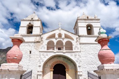 Beyazlatılmış Santa Ana Kilisesi Colca Kanyonu 'nda duruyor. Çevresindeki manzaranın çarpıcı bir görüntüsünü sunuyor ve geleneksel mimariyi gözler önüne seriyor.