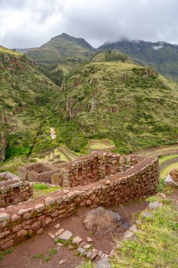 İnka arkeolojik bölgesi olan Pisac, puslu And tepeleriyle çevrili yemyeşil bir vadinin üzerinde yer alıyor. Taş teraslar ve antik duvarlar doğal manzarayla harmanlanarak Peru 'nun zengin tarihine ve nefes kesici manzarasına bir bakış sunuyor.