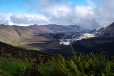 Isabela Adası 'ndaki Sierra Negra volkanı, Galapagos, Ekvador' da kraterler ve yemyeşil çimenliklerle çevrili çarpıcı bir volkanik manzara sunar.