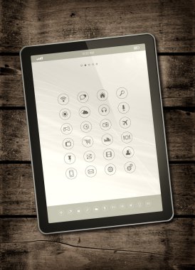 Dijital tablet Pc üzerinde koyu ahşap masa