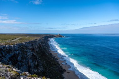 Flinders Chase Ulusal Parkı, Kanguru Adası, Avustralya 'daki Flinders Kayaları yakınlarındaki engebeli uçurumlar Güney Okyanusu' nun turkuaz sularına bakarak nefes kesici kıyı manzaraları sunuyor.