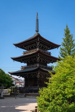 Takayama 'daki Hida Kokubun-ji Tapınağı' nda, güzel korunmuş ve mavi gökyüzüne karşı çerçevelenmiş üç katlı tarihi ahşap bir tapınak.