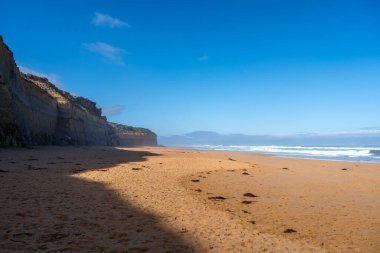 Clifton Sahili 'nin altın kumları, Avustralya' nın Büyük Okyanus Yolu boyunca uzanan çarpıcı bir kıyı simgesi olan ikoniki havarinin yanında dalgalarla karşılaşıyor.