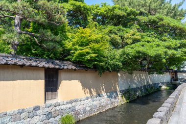 Japonya 'nın Kanazawa bölgesindeki Nagamachi Bölgesi' nin tarihi samuray mahallesinde toprak duvarlar ve taş bir kanalla kaplı huzurlu bir cadde.