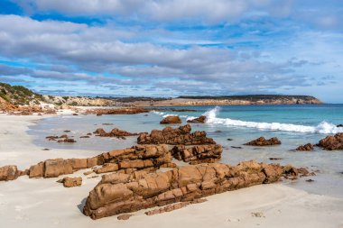 Avustralya, Kanguru Adası 'ndaki Stokes Körfezi Sahili' nde beyaz kum, turkuaz su ve kayalık oluşumlar vardır. Gözlerden uzak sahil kayalıklar ve doğal bitki örtüsüyle çevrili. Huzurlu ve pitoresk bir kıyı manzarası yaratıyor.