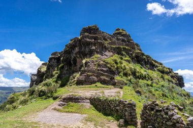 Peru 'daki Waqrapukara arkeolojik sahasında engebeli bir dağ zirvesinde, Andean manzarasının çarpıcı manzaralarını sunan teraslı taş kalıntıları yer almaktadır.