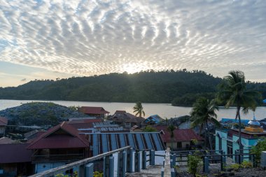Malenge Adası Sulawesi Endonezya 'daki Bajo köyü Pulau Papan' ın sakin suları üzerine inşa edilmiş geleneksel balıkçı evleri