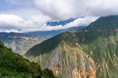Yüksek And Dağları arasına yerleşmiş Colca Kanyonu 'nun canlı yeşil yamaçları bölgenin doğal güzelliğini vurgulayan pitoresk bir manzara yaratır.
