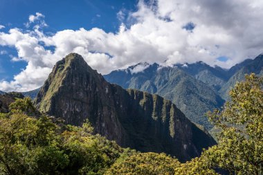 Machu Picchu bölgesini çevreleyen yoğun yeşil dağlar ve bulutlar Peru 'daki And bölgesinin dramatik manzaralarını vurguluyor.